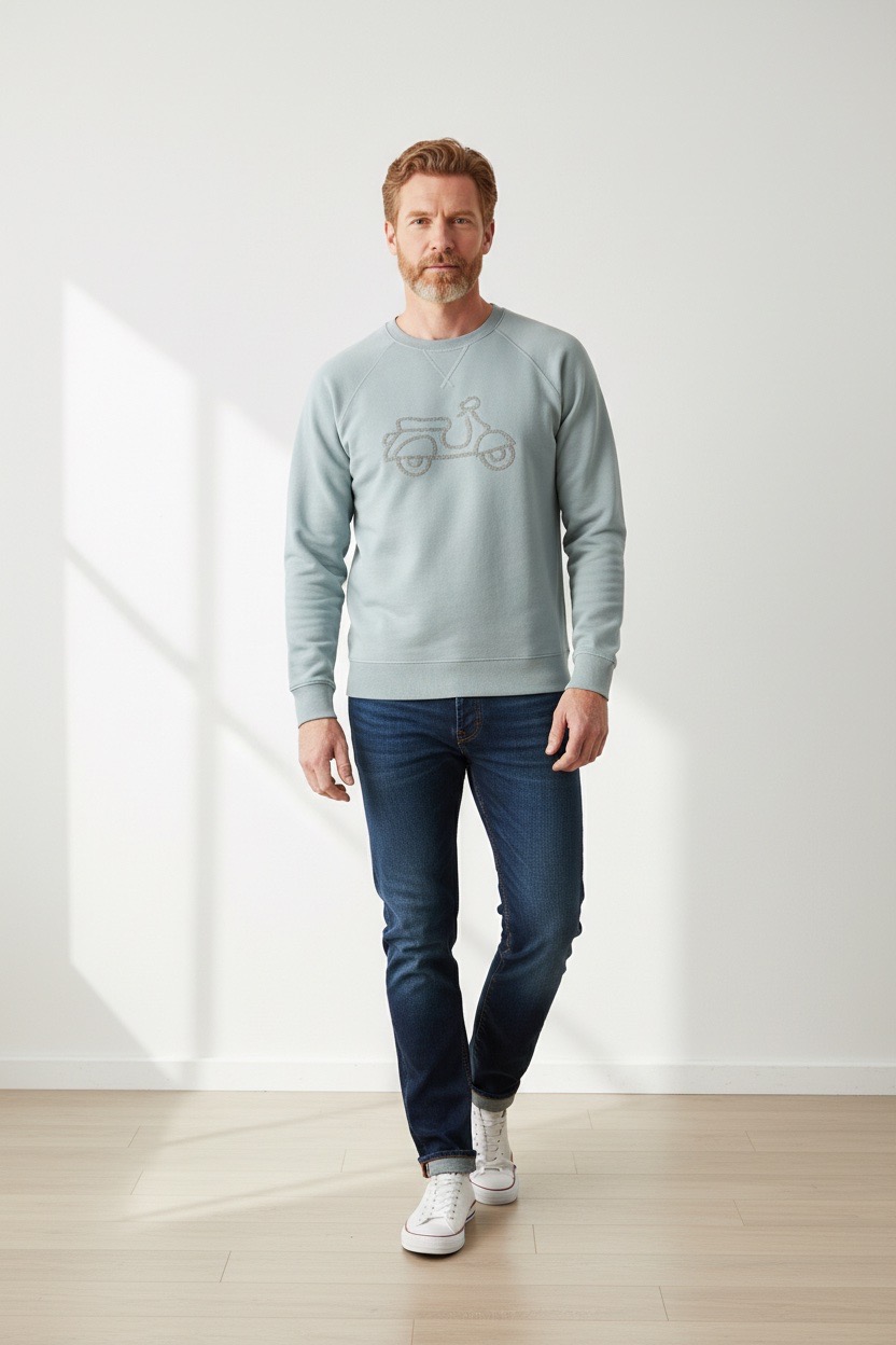 Hombre con sudadera Moto Antonio Bacci gris plomo y vaqueros oscuros