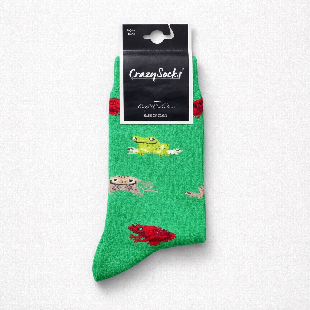 Un calcetín verde con coloridos dibujos de ranas en rojo, amarillo y tostado, con una etiqueta negra CrazySocks en la parte superior.