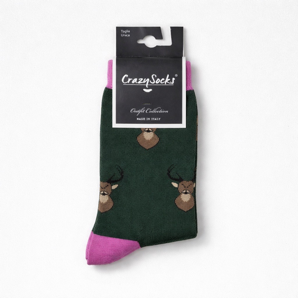 Un par de calcetines verdes con puntera y talón rosas, con un dibujo repetido de cabezas de ciervo de dibujos animados, etiquetados como CrazySocks y empaquetados con una etiqueta en blanco y negro.