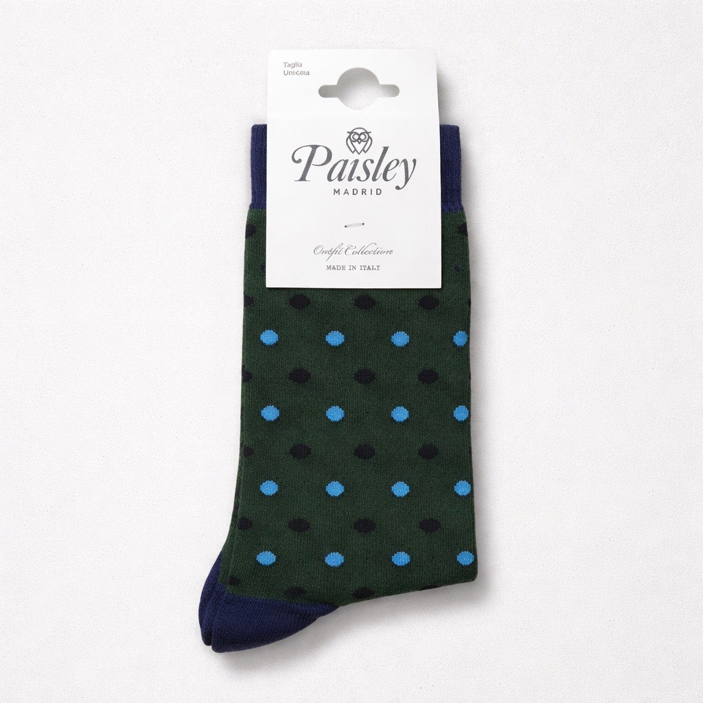 Un par de calcetines verdes con lunares azules y negros, punteras y puños azul marino, prolijamente doblados y con una etiqueta de Paisley Madrid pegada.