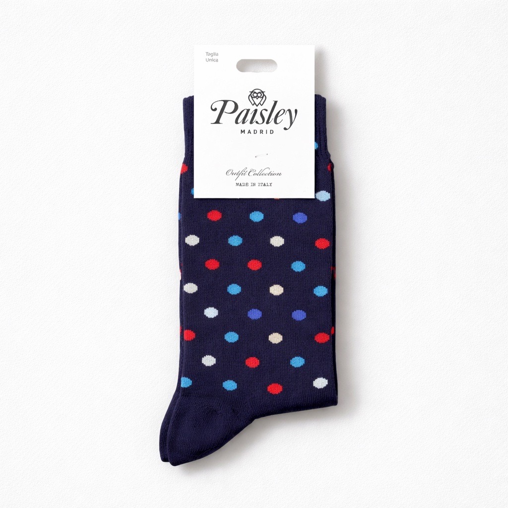 Un par de calcetines azul marino con lunares rojos, celestes y blancos, prolijamente doblados y con una etiqueta de Paisley Madrid pegada en la parte superior.