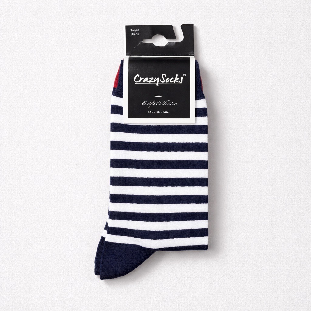 Un par de calcetines doblados con rayas horizontales azul marino y blancas, empaquetados con una etiqueta negra en la que se lee CrazySocks Craft Collection Made in Italy, expuesta sobre un fondo blanco.