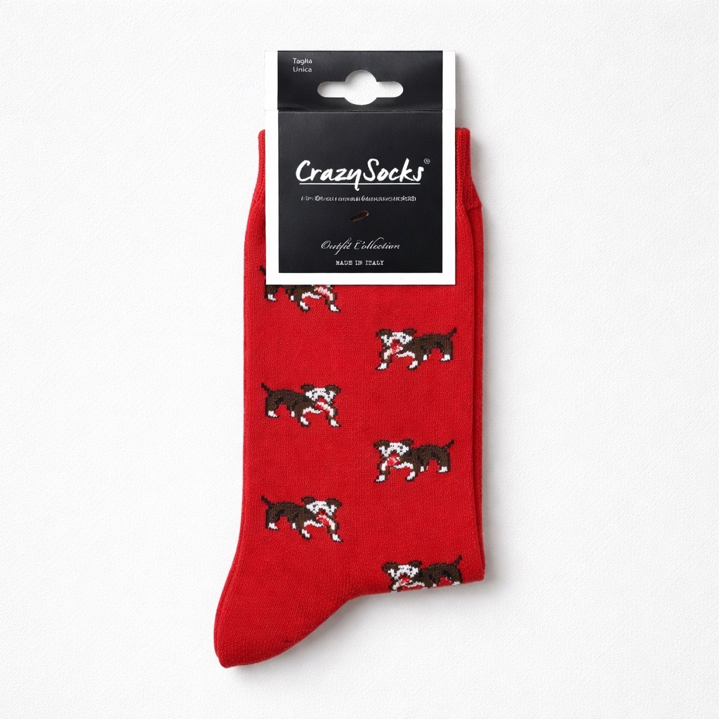 Un único calcetín rojo CrazySocks con un dibujo de bulldogs marrones y blancos, expuesto con su envoltorio sobre fondo blanco.