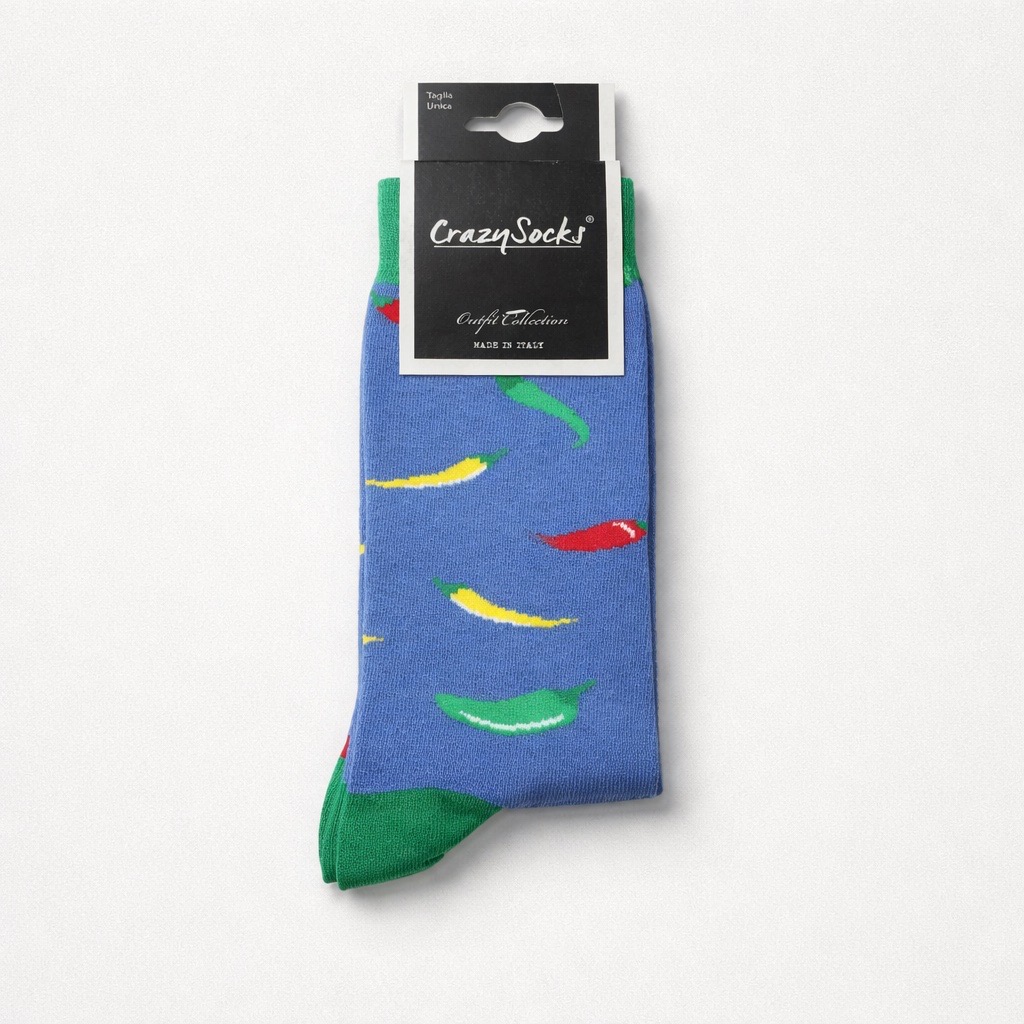 Un par de calcetines azules con un colorido dibujo de guindillas, doblados y empaquetados con una etiqueta negra de CrazySocks. Los calcetines tienen puntera y talón verdes.