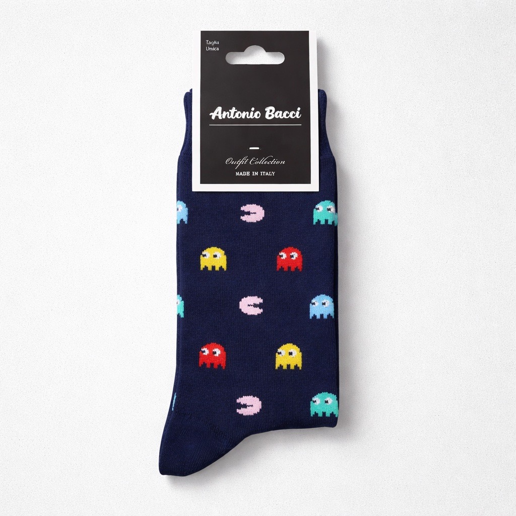 Un par de calcetines azul marino de Antonio Bacci con diseños coloridos de Pac-Man y fantasmas, expuestos con embalaje sobre un fondo blanco liso.