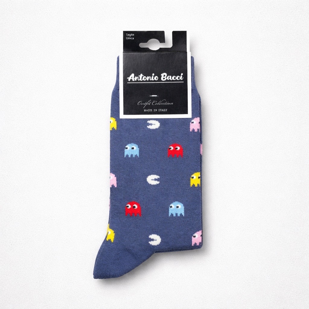 Un calcetín azul de Antonio Bucci con un tema de Pac-Man con coloridos personajes fantasma y dibujos de iconos de Pac-Man, presentado en su embalaje original.