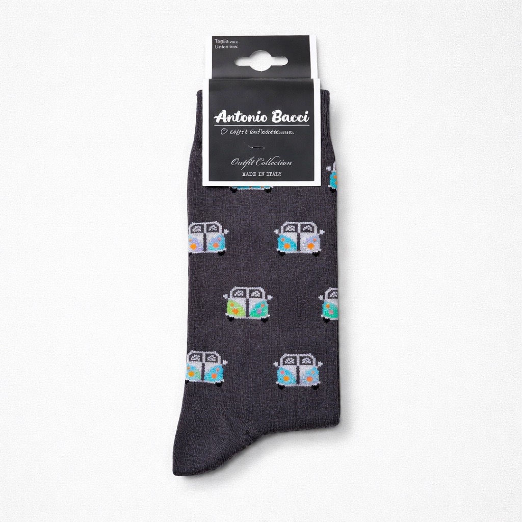 Un único calcetín gris oscuro de Antonio Bacci con un estampado de coloridas furgonetas vintage, expuesto con su envoltorio de marca pegado en la parte superior.