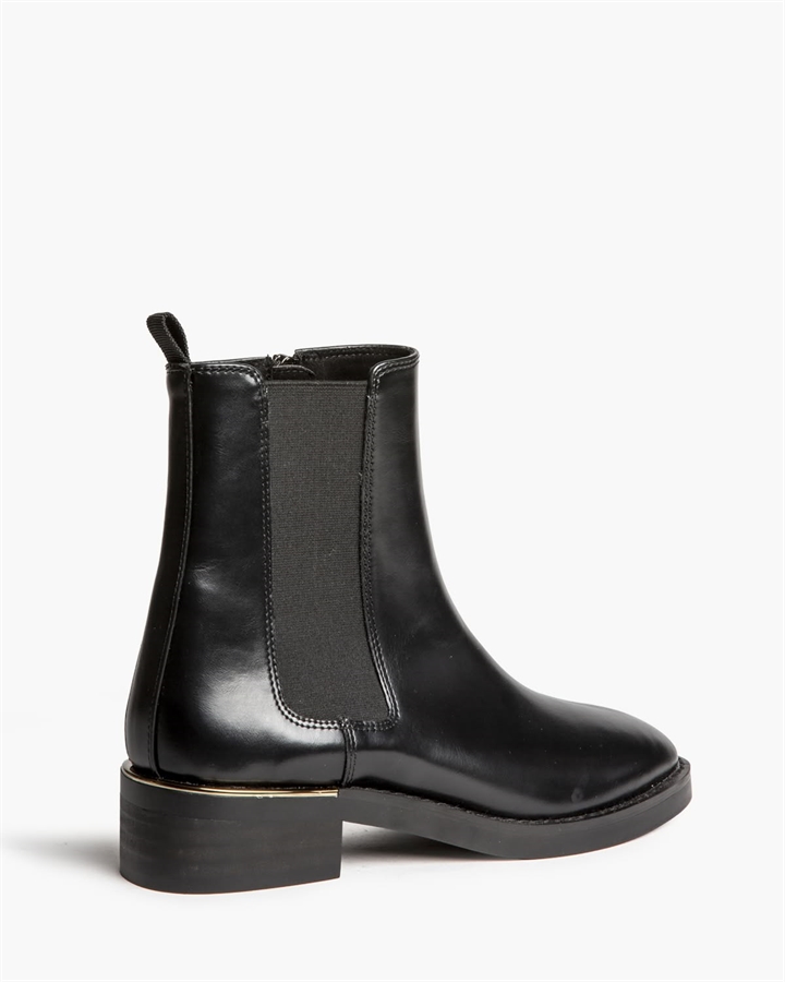 Botín Chelsea negro de mujer con elásticos laterales, tirador trasero y tacón bajo con detalle dorado, en Lybastore