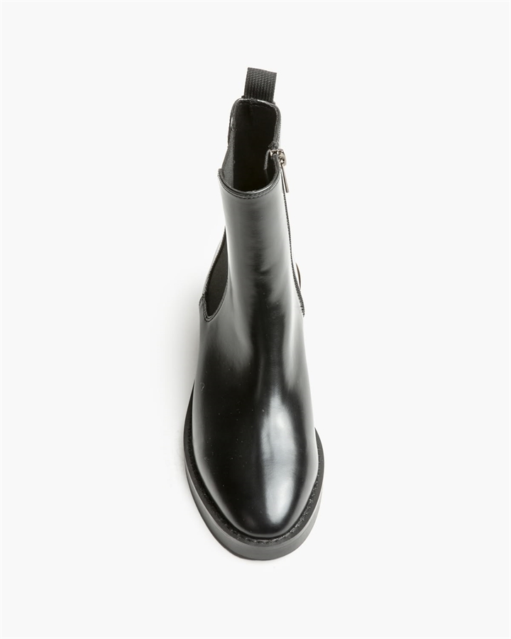 Botín Chelsea negro de mujer con elásticos laterales, tirador trasero y tacón bajo con detalle dorado, en Lybastore