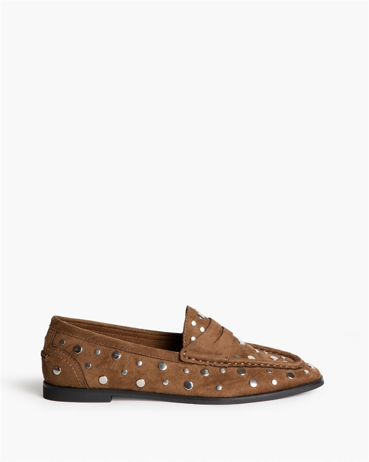 Mocasines de mujer color café efecto ante con tachuelas plateadas y antifaz, en Lybastore
