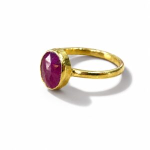 Anillo de plata chapada en oro hecho a mano con rubí ovalado facetado