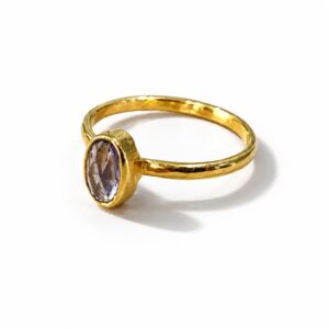 Anillo de plata chapada en oro hecho a mano con tanzanita ovalada facetada