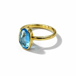 Anillo de plata chapada en oro hecho a mano con topacio azul ovalado facetado
