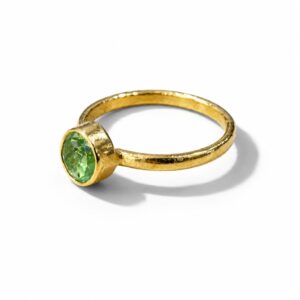 Anillo de plata chapada en oro hecho a mano con tsavorita verde redonda