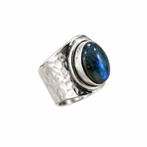 Anillo de plata martillada hecho a mano con labradorita de reflejos azules