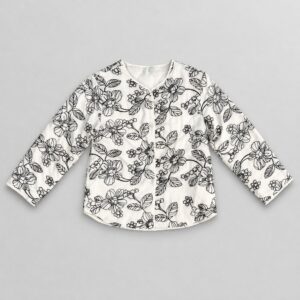 Chaqueta acolchada estilo japonés blanca con flores negras bordadas, vista frontal