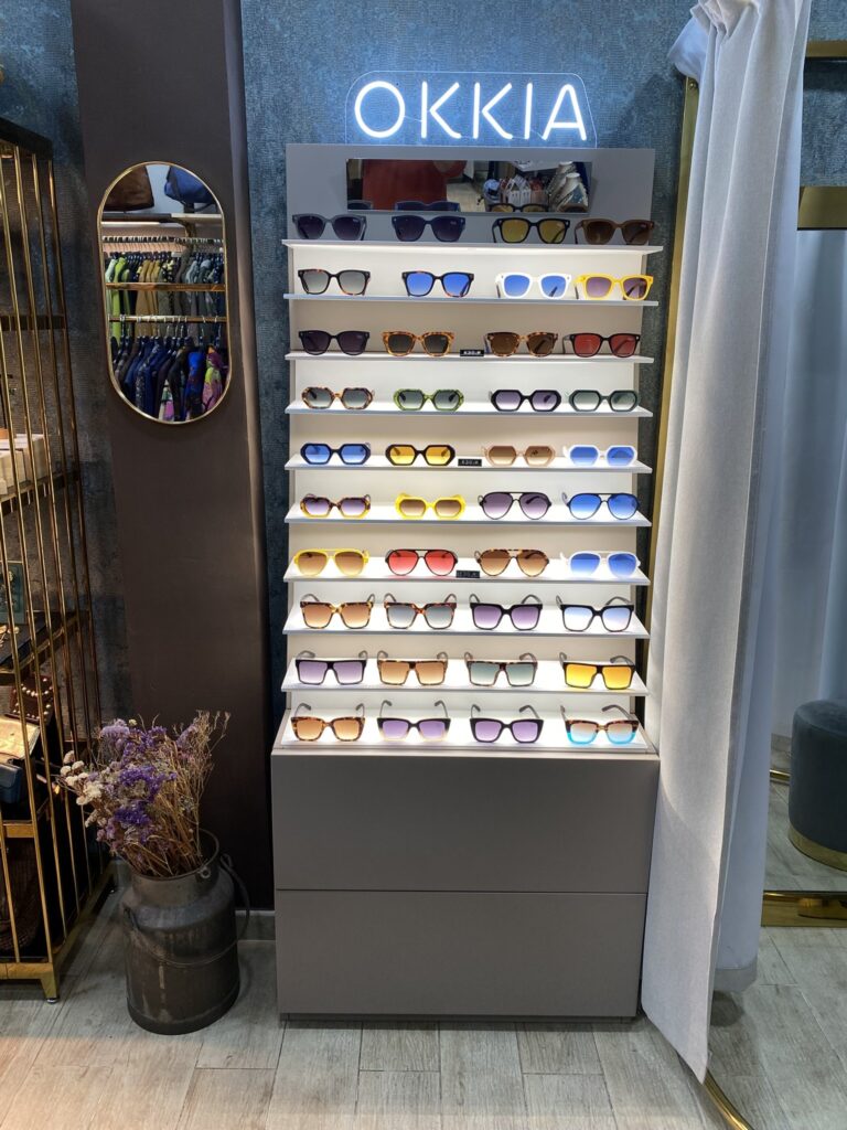 Expositor de gafas de sol OKKIA en LYBA Store Valencia Expositor iluminado de gafas de sol OKKIA en la tienda LYBA Store de Valencia