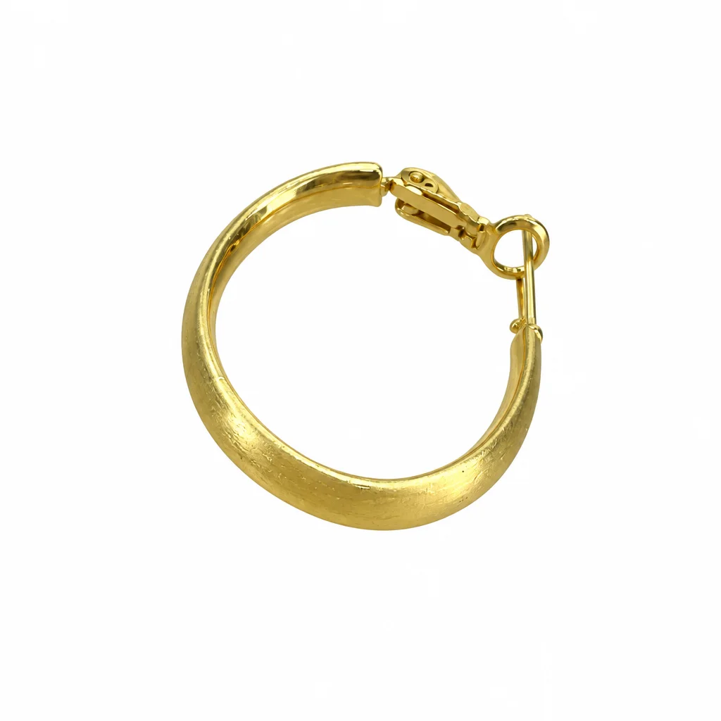 Detalle de un pendiente de aro dorado de acero mate con cierre de bisagra